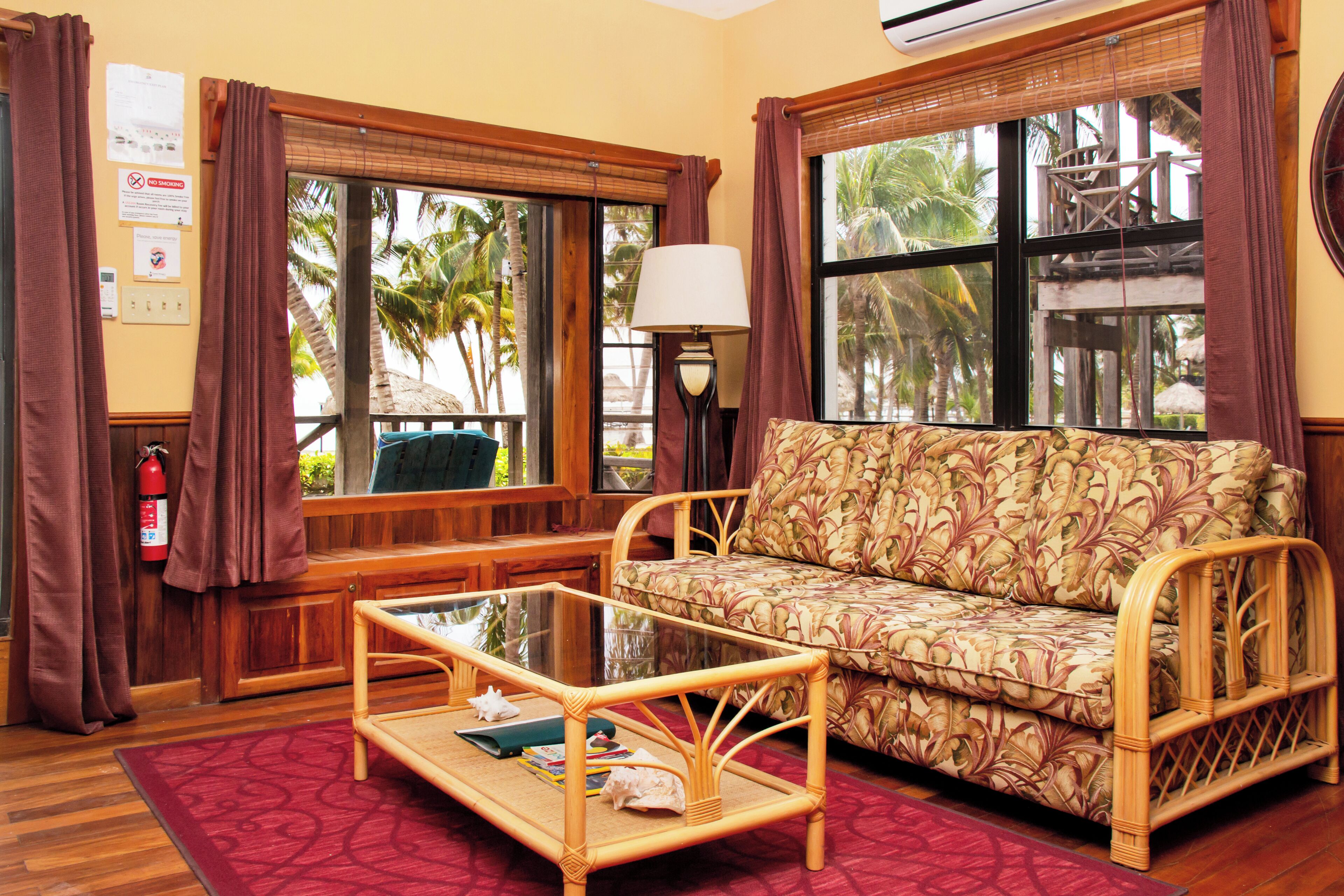 Senior Single Room, 1 King Bed, Sea View, Ground Floor | Living area