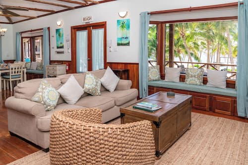 Chambre Double Luxe pour 1 personne, 2 chambres, vue mer, en front de plage | Coin séjour | TV connectée de 32 pouces avec chaînes par câble, Netflix