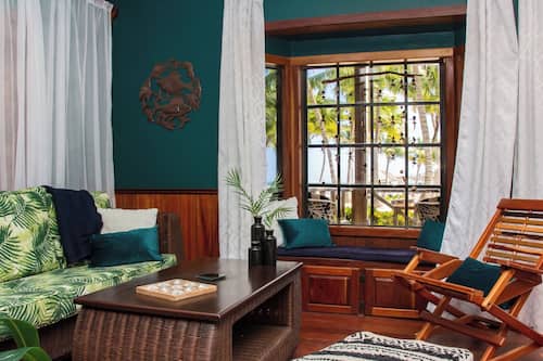 Chambre Simple Confort, 1 grand lit, vue mer, rez-de-chaussée | Coin séjour | TV connectée de 32 pouces avec chaînes par câble, Netflix