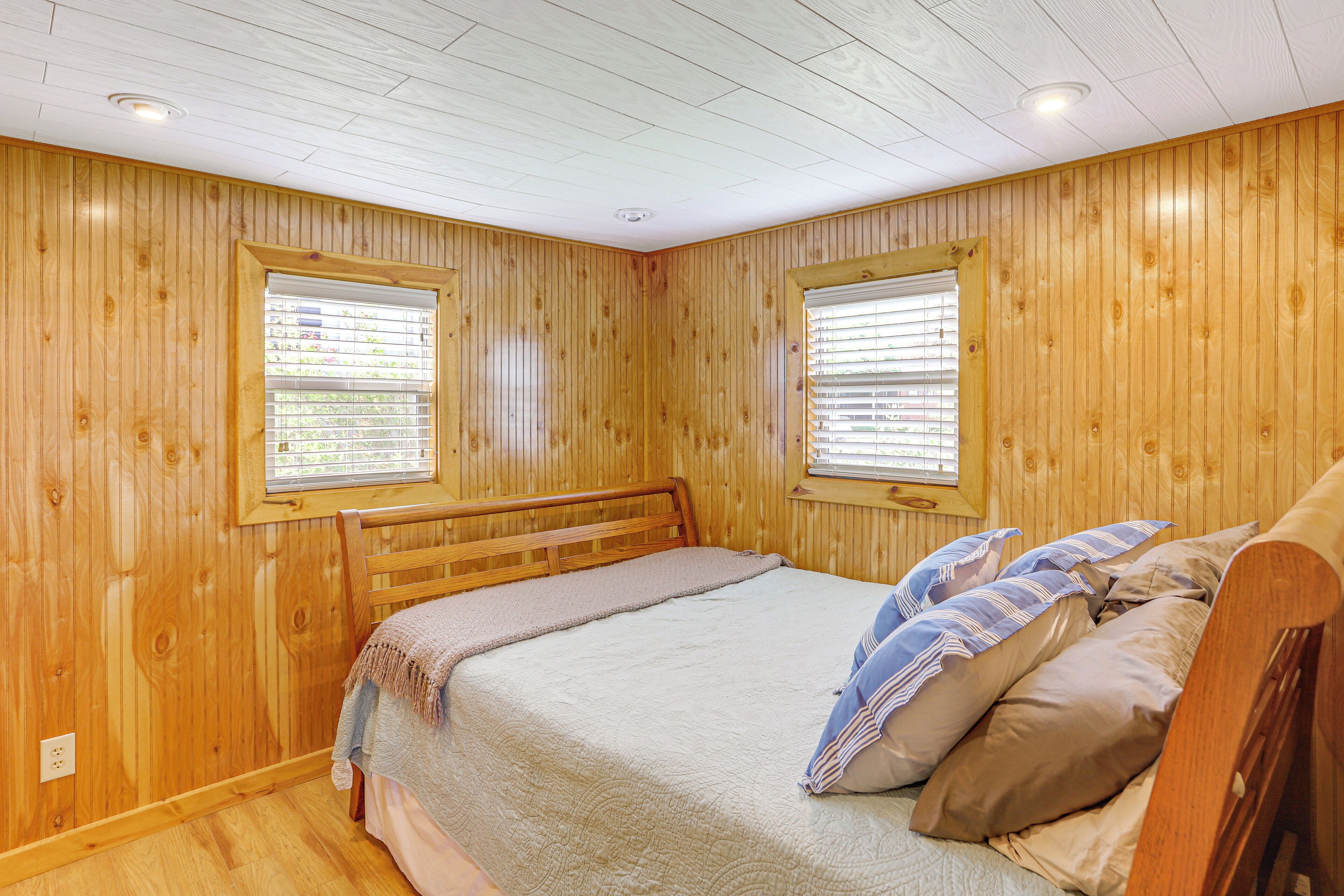 2 bedrooms, internet, bed sheets