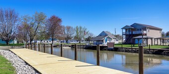 Waterfront Port Clinton Cottage w/ Fire Pit!