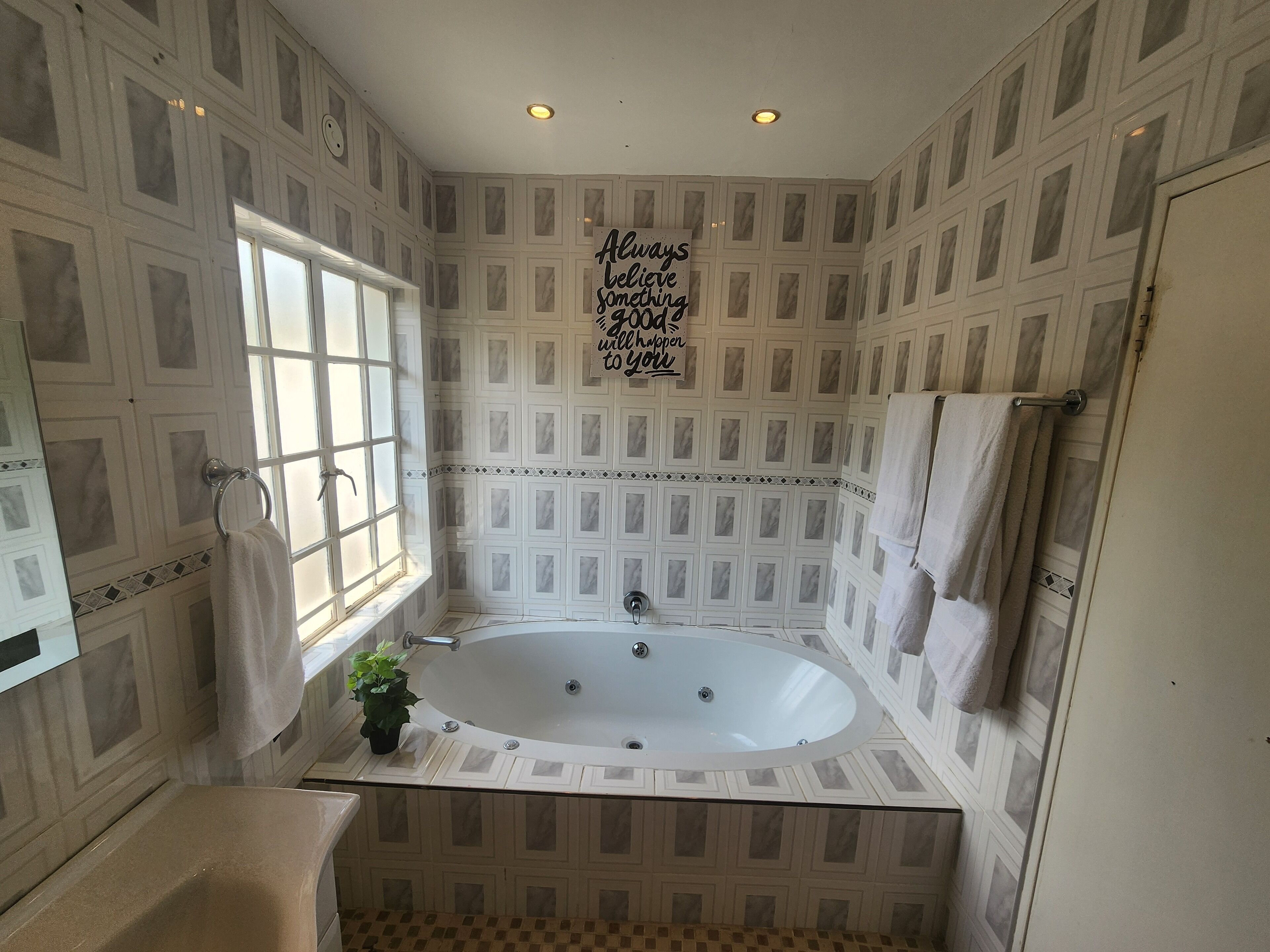 Articles de toilette (gratuits), séchoir à cheveux, serviettes fournies