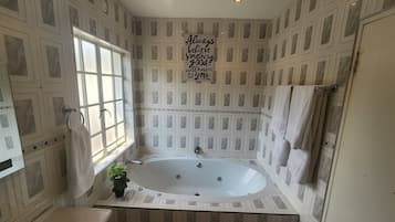 Kostenlose Toilettenartikel, Haartrockner, HandtĂŒcher, Seife