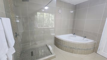 Baignoire et douche séparées, douche à « effet pluie »