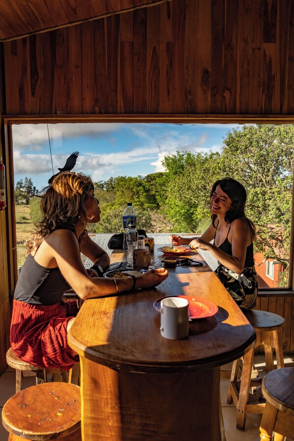 Réfrigérateur dans l'espace commun, micro-ondes dans l'espace commun