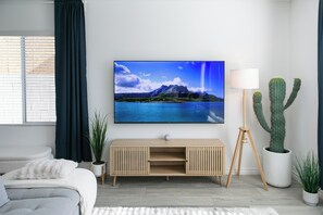 Room - Entire Home In Las Vegas | Master Suite | King Bed | Mini Golf | Tesla Rental | (Las Vegas)