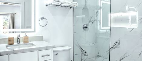 Dutxa, assecador de cabells, tovalloles i sabó