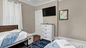 2 Schlafzimmer, Schreibtisch, Bügeleisen/Bügelbrett, Reisekinderbett