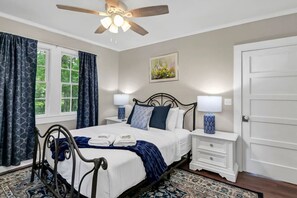 2 soverom, skrivebord, strykejern/-brett og reiseseng for barn