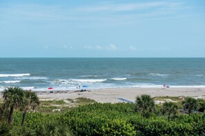 På stranden