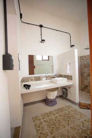 City Suite, 1 King Bed with Sofa bed, Garden View | Bathroom | Shower, hair dryer, towels, soap - Casa Lluavi (Mérida)
