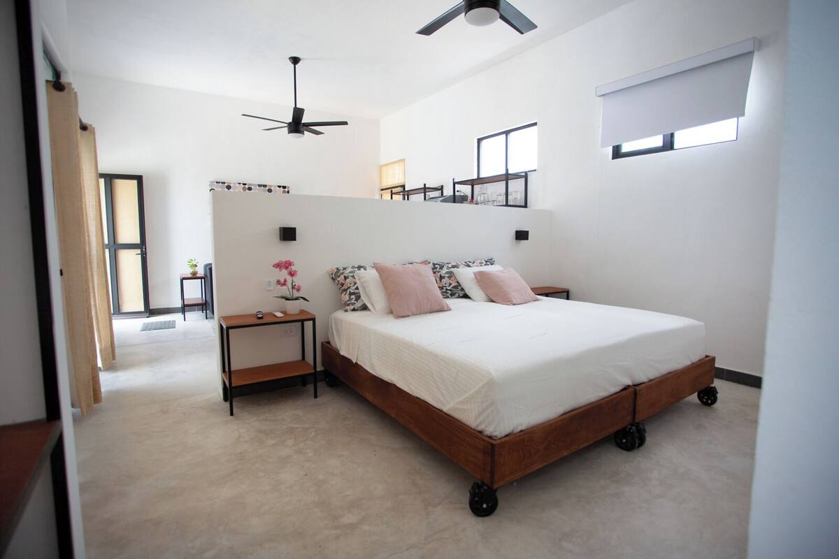 City Suite, 1 King Bed with Sofa bed, Kitchen, Pool View | Laptop workspace, WiFi (free)