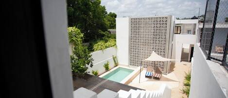 Suite – city, 1 kingsize-seng med sovesofa, kjøkken, bassengutsikt | Hageutsikt