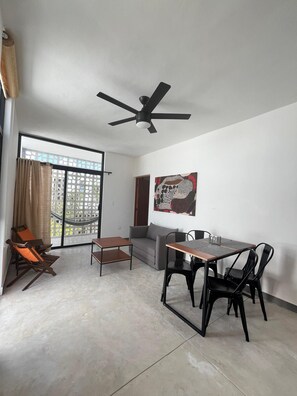 غرفة بسريرين فرديين في المدينة - بمطبخ - بمنظر للمسبح | منطقة المعيشة