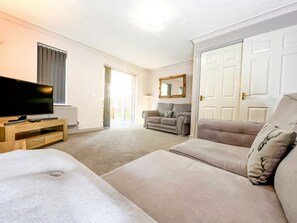 Business House, Private Bathroom, Garden View (Rider Gardens Home) | Lounge - Rider Gardens Holiday Home (Boston)