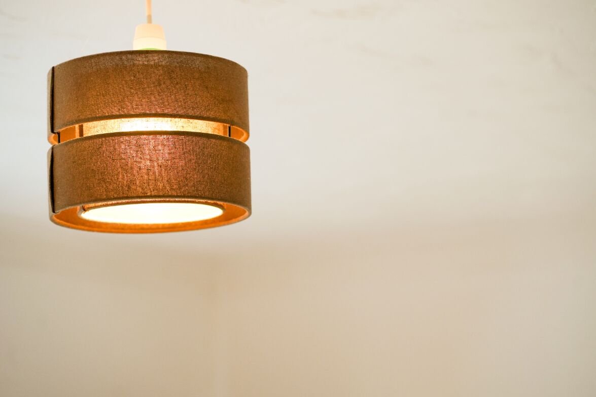 Lámpara colgante con diseño cilíndrico y fuente de luz visible.