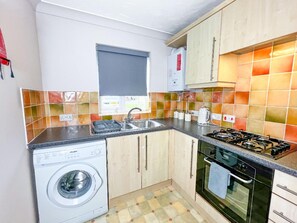 Business House, Private Bathroom, Garden View (Rider Gardens Home) | Shared kitchen | Full-sized fridge, microwave, oven, stovetop