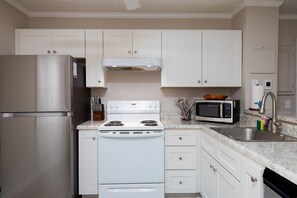 Refrigerador, microondas, horno y parrilla de estufa 
