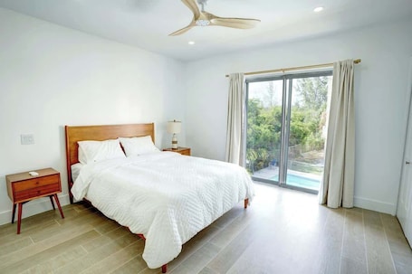 Desk, iron/ironing board, WiFi, bed sheets. NEW Luxury Condo/Pool/Location/Baha Mar UNIT 3