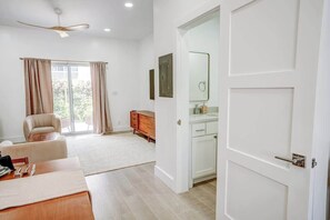 TV, offices - NEW Luxury Condo/Pool/Location/Baha Mar UNIT 3 (Nassau)