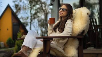 Cabana luxo, vista para o jardim | 1 quarto, individualmente decorados, quartos à prova de som