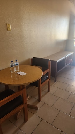 Dining. Longhorn Ranch Motel - Standard Room