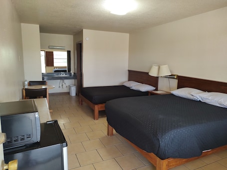 1 bedroom, WiFi, bed sheets. Longhorn Ranch Motel - Standard Room