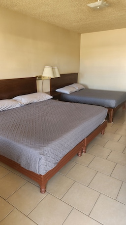 1 bedroom, WiFi, bed sheets. Longhorn Ranch Motel - Standard Room