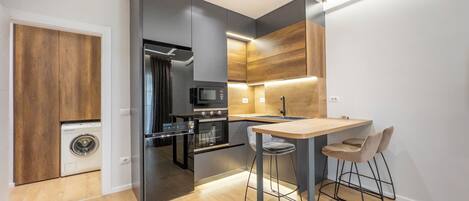 Kjøleskap, mikrobølgeovn, ovn og kokeplater