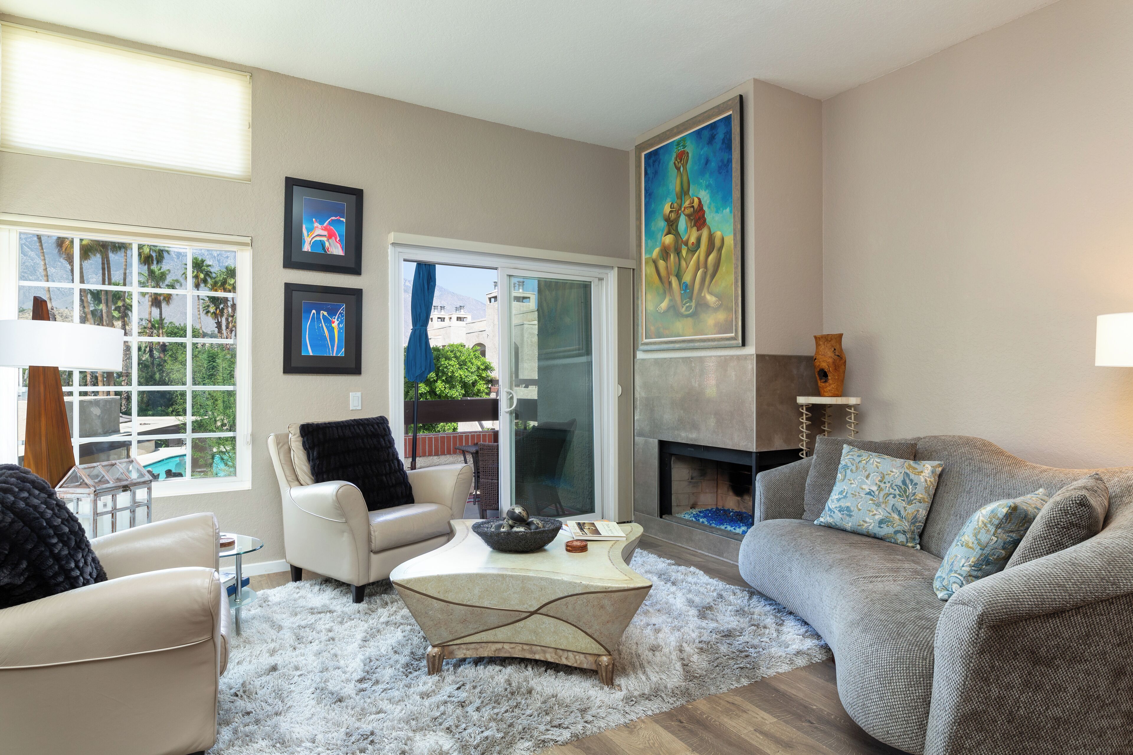 Televisión y chimenea 