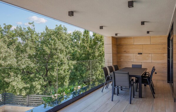 Outdoor dining - Amazing apartment in Malinska (Malinska)