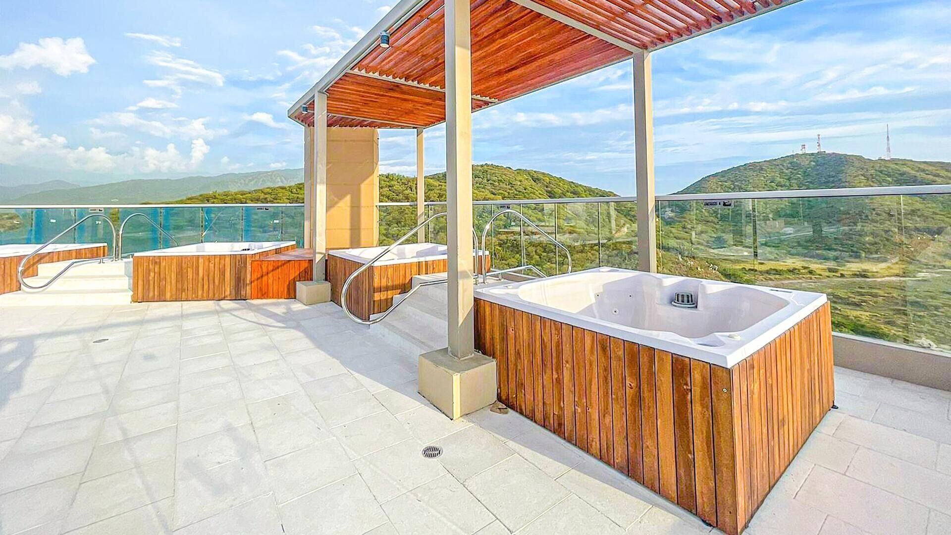 Apartment | Outdoor spa tub