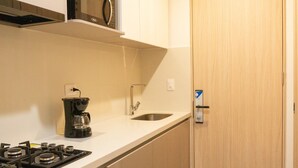 A kitchen with a coffee maker, sink, and stove. - salguero suite 313 (Santa Marta)