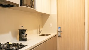 A kitchen with a coffee maker, sink, and stove. - salguero suite 313 (Santa Marta)