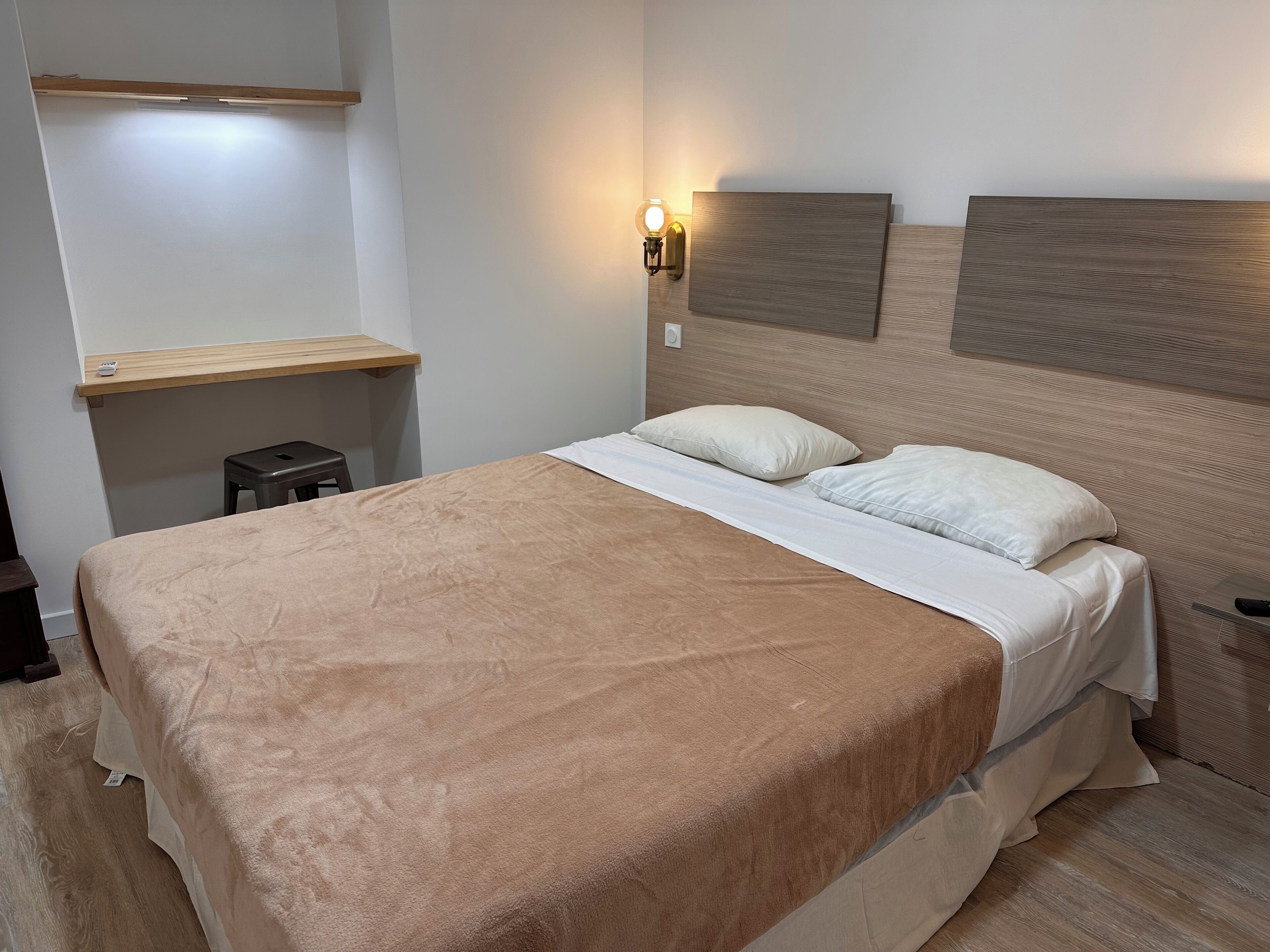 1 habitación, tabla de planchar con plancha, wifi y ropa de cama 