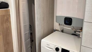 Een douche, een haardroger, handdoeken, zeep