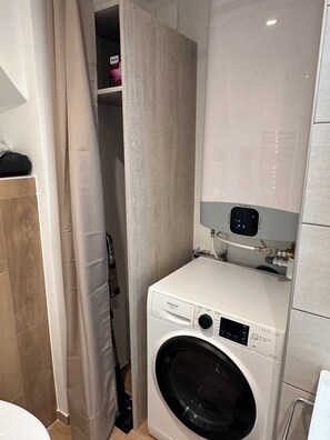 Douche, sèche-cheveux, serviettes fournies, savon