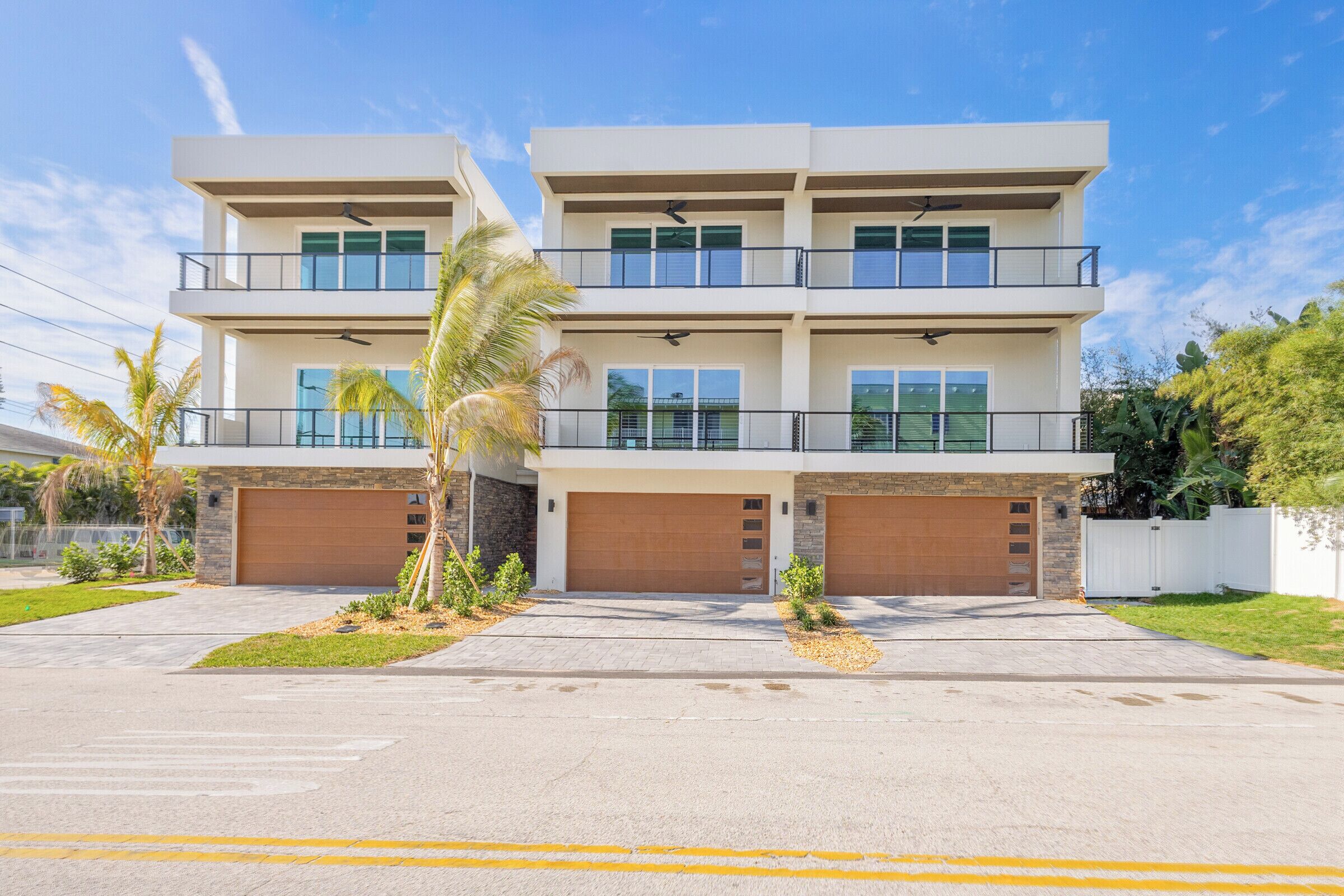 New beach townhome ideally located steps from the beach, park and restaurants