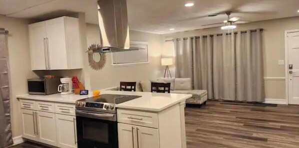 Private kitchen - Super Host Big Home New Full Rehab 3bedroom 2bath (Sarasota)