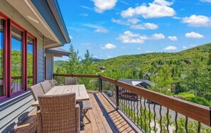 Outdoor dining - Luxurious Deer Valley Villa: Private Shuttle to Slopes & Breathtaking Views (Park City)