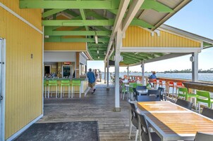 Apartamento, varias camas (Reflections 402) | Restaurante al aire libre