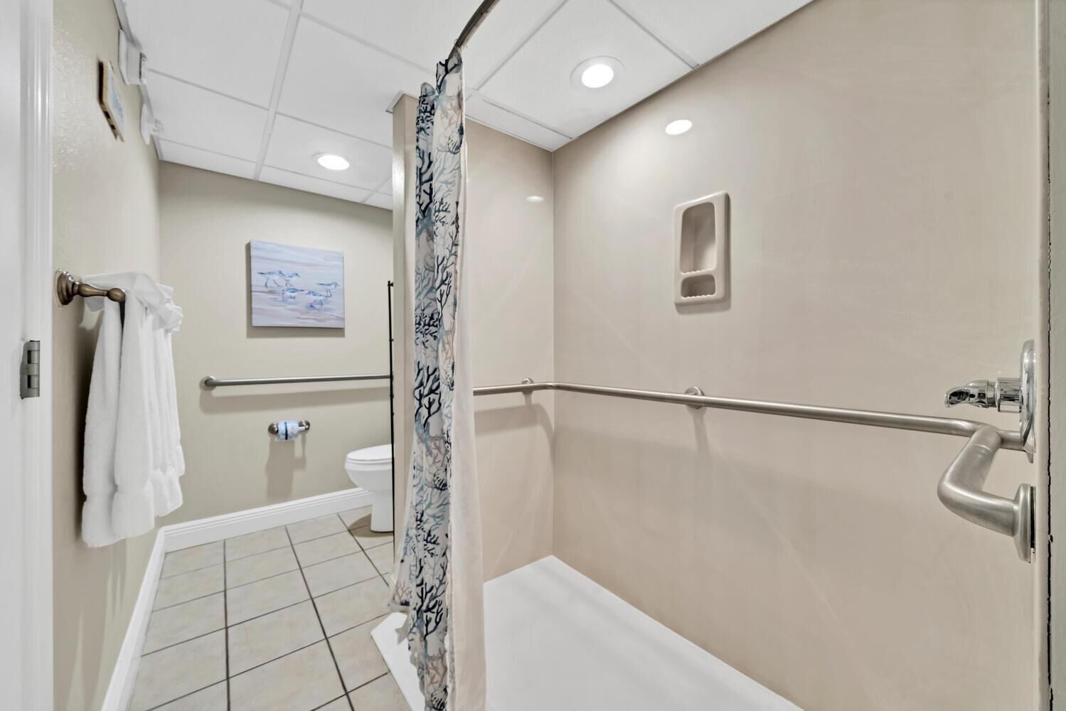 Un baño con ducha, inodoro y bañera.