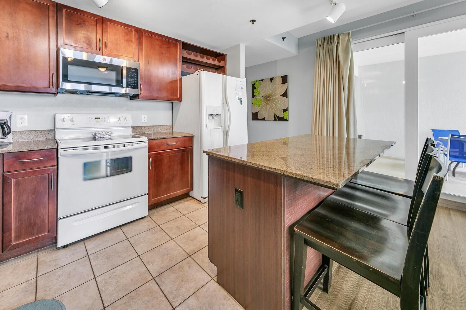 Een moderne keuken met houten kastjes, roestvrijstalen apparatuur en een centraal eiland.