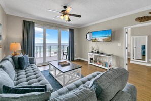 Condo, varias camas (Marisol 204) | Área de sala de estar