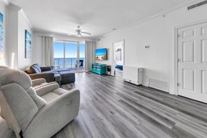 Apartment, Mehrere Betten (Ocean Reef 904) | Wohnbereich