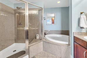 Condo, varias camas (Laketown Wharf 1829) | Baño | Amenidades de baño gratuitas 