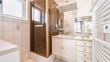 Shower, hair dryer, bidet, towels