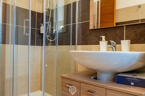 Douche, sèche-cheveux, bidet, serviettes fournies