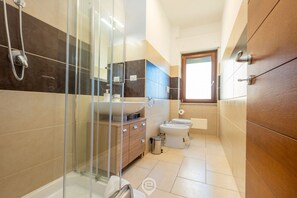 Bruser, hårtørrer, bidet, håndklæder