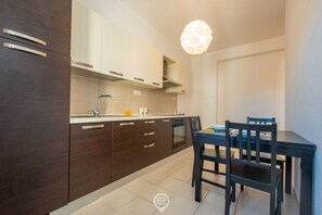 Réfrigérateur, four, plaque de cuisson, cafetière/bouilloire